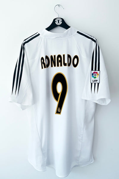 Real Madrid fan wearing the jersey number 14 GUTI, Close-up…